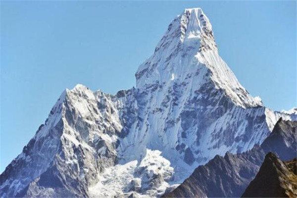 世界十大最美丽的山峰 看樱花必去富士山,你最不想错过哪座插图1