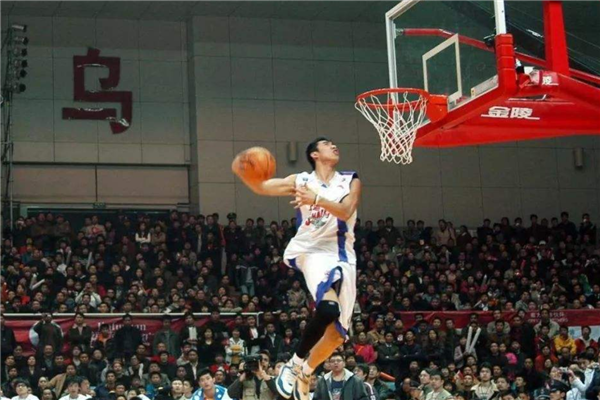 CBA十大扣篮名将 易建联天赋极佳 胡卫东是第一后卫插图5