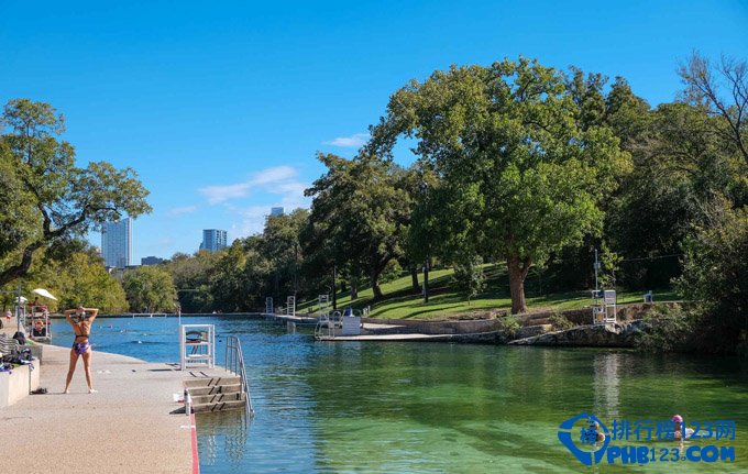 盘点全球最炫户外游泳池TOP10插图1