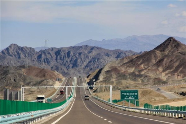 中国十大最美天路 塔克拉玛干沙漠公路路边全是沙漠插图2