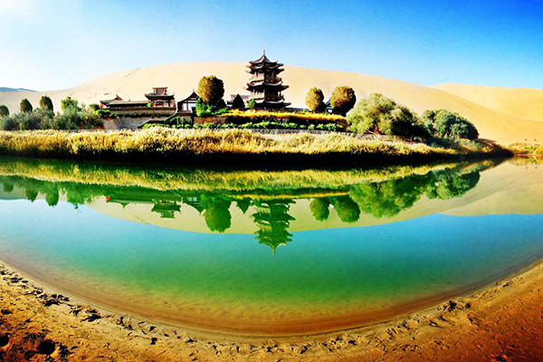 甘肃十大最好玩的地方:天然绿洲月牙泉上榜  已经流淌千年插图1