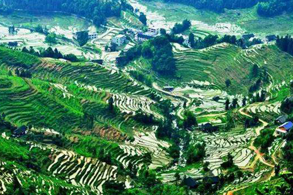 湖南十大爬山好去处排行榜:第一名被评为中国最美丹霞地貌插图4