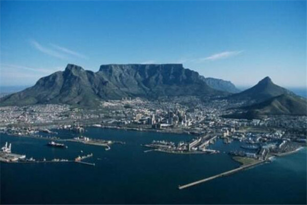 世界十大最美丽的山峰 看樱花必去富士山,你最不想错过哪座插图8