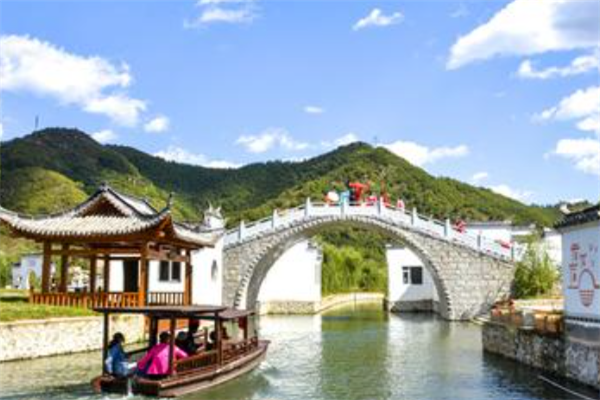 鞍山十大风景名胜排行榜:玉佛山上榜,第八是陨石坑插图2 鞍山十大风景名胜排行榜:玉佛山上榜,第八是陨石坑插图2