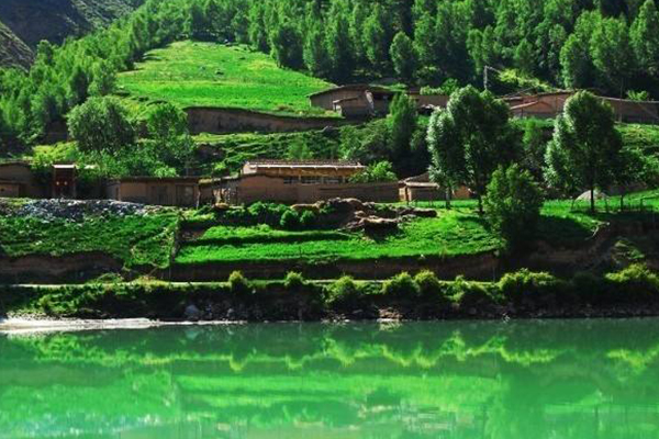 甘肃十大最好玩的地方:天然绿洲月牙泉上榜  已经流淌千年插图