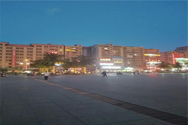 揭阳十大公园广场排名：普宁广场第3，第1夜景超美插图2