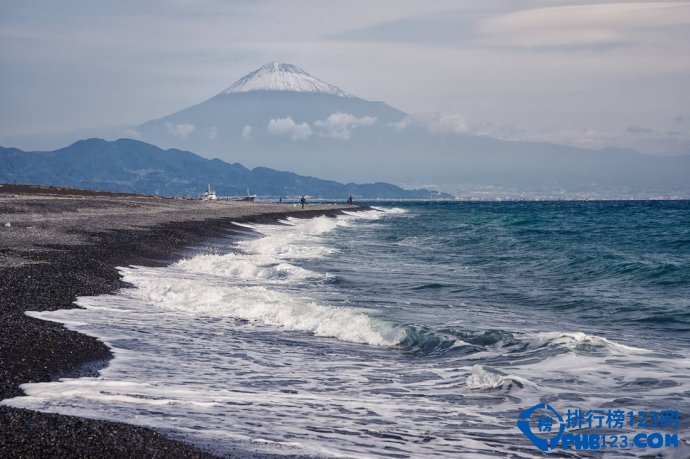 盘点全球最具魅力的十大黑色海滩插图6