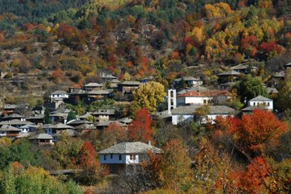 全球十大唯美小镇排行榜：第一是翠绿群山中的一道彩虹插图1