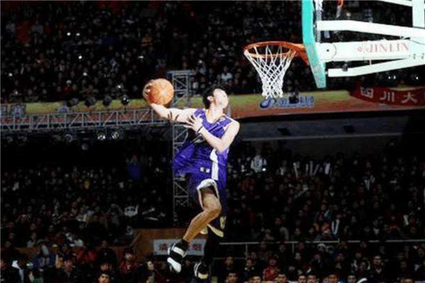 CBA十大扣篮名将 易建联天赋极佳 胡卫东是第一后卫插图3