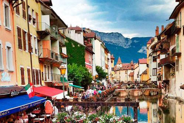 全球十大唯美小镇排行榜：第一是翠绿群山中的一道彩虹插图8