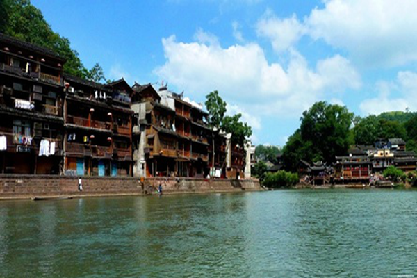 中国十大浪漫城市 凤凰古城排行第一，约会旅行度蜜月首选地插图