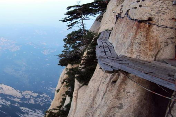 世界十大悬崖峭壁 恐怖！被大自然的鬼斧神工吓到腿软的景观插图9