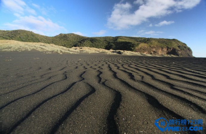 盘点全球最具魅力的十大黑色海滩插图8