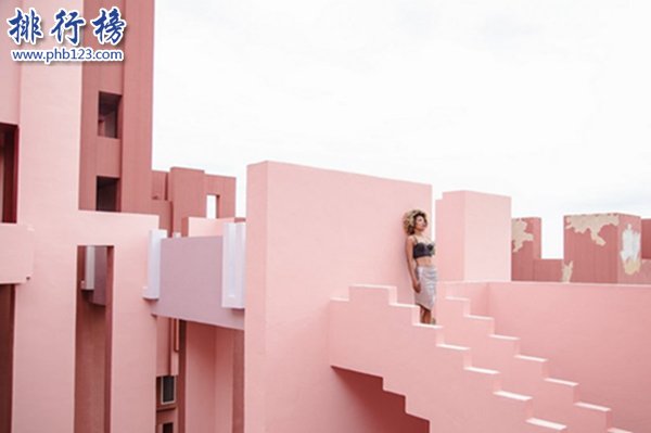 世界奇特旅游景点排行,侏儒村/沙漠之手你都看过吗？插图3